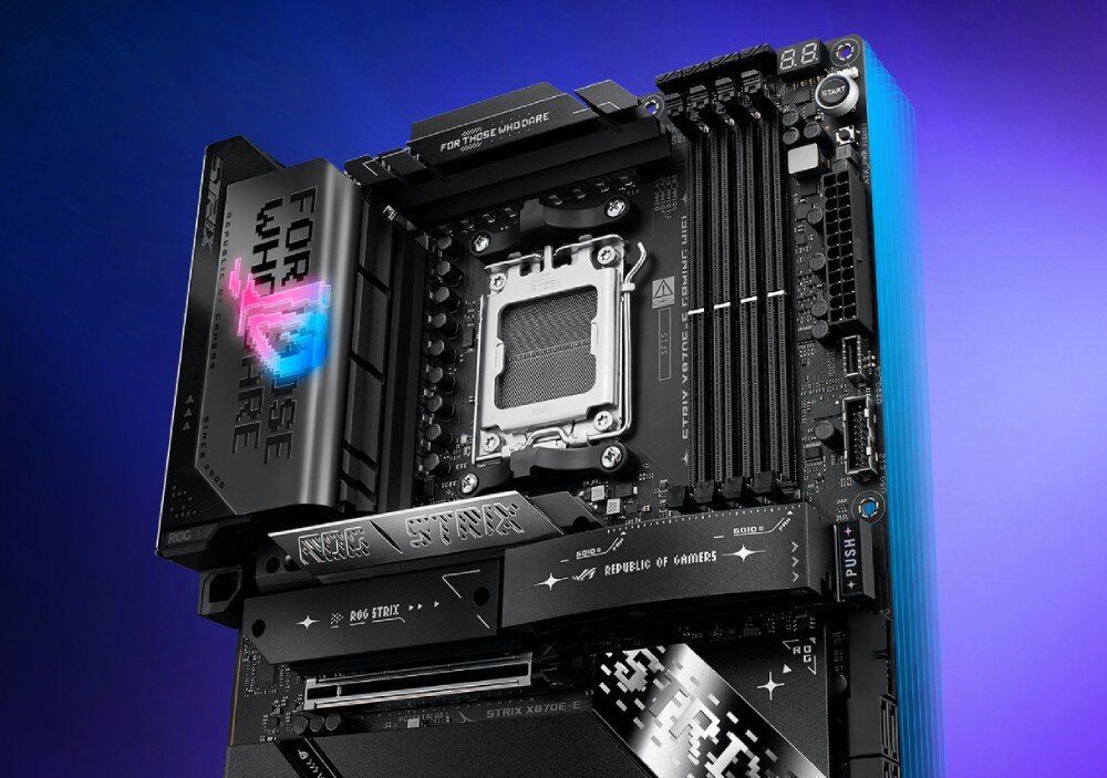 Płyta główna ASUS ROG Strix X870E-E Gaming WiFi Płyta główna w ujęciu z lewej strony, na tle niebieskiego światła, z widocznymi czterema slotami RAM i socketem, układ zasilania, złącza, dławiki, kondensatory