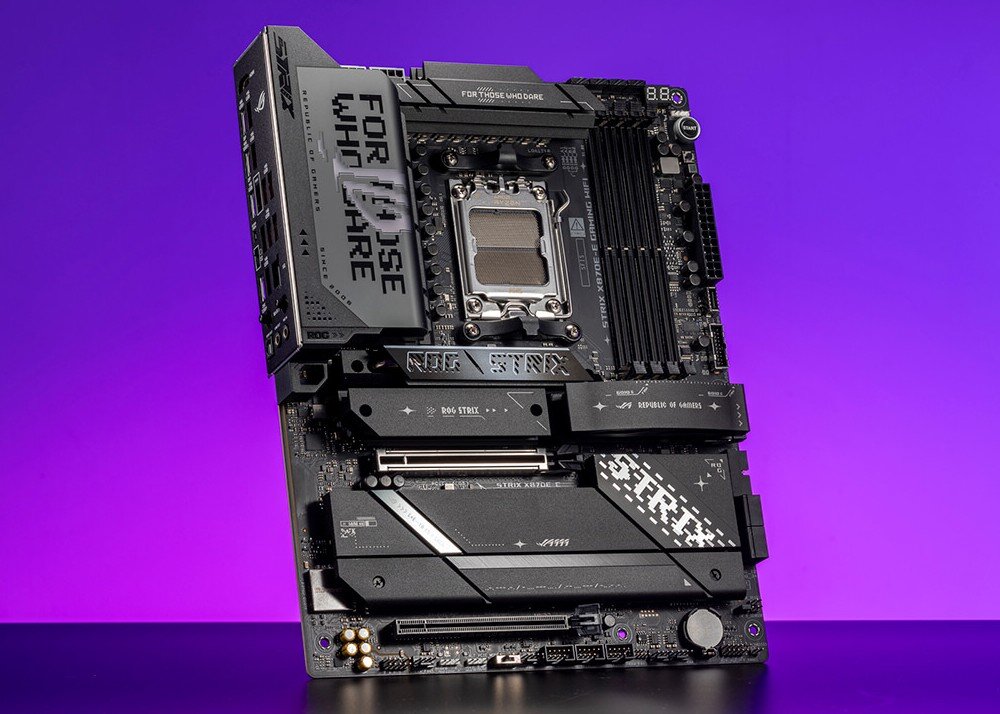 Płyta główna ASUS ROG Strix X870E-E Gaming WiFi Płyta główna ustawiona pionowo na fioletowym tle, widoczny socket, sloty RAM i panele chłodzące, podkręcenie, tryby