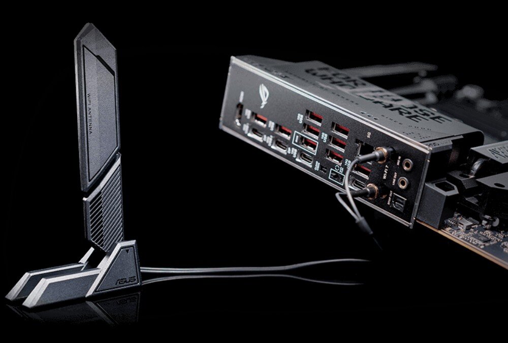 Płyta główna ASUS ROG Strix X870E-E Gaming WiFi Tylna część płyty głównej z podłączoną anteną Wi-Fi i widocznymi portami USB oraz audio, łączność Wi-Fi 7, porty USB-C, Power Delivery
