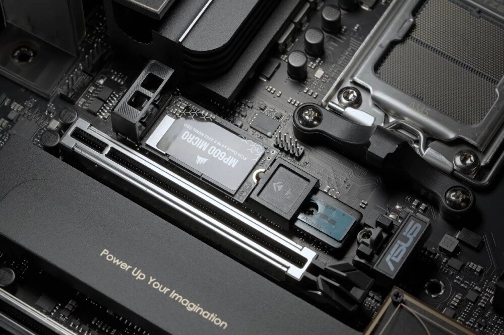 Płyta główna ASUS ProArt X870E-Creator WiFi Płyta główna z zamontowanym dyskiem M.2 oznaczonym 'MP600 MICRO' obok gniazda procesora, ułatwienia montażu, antena, składanie