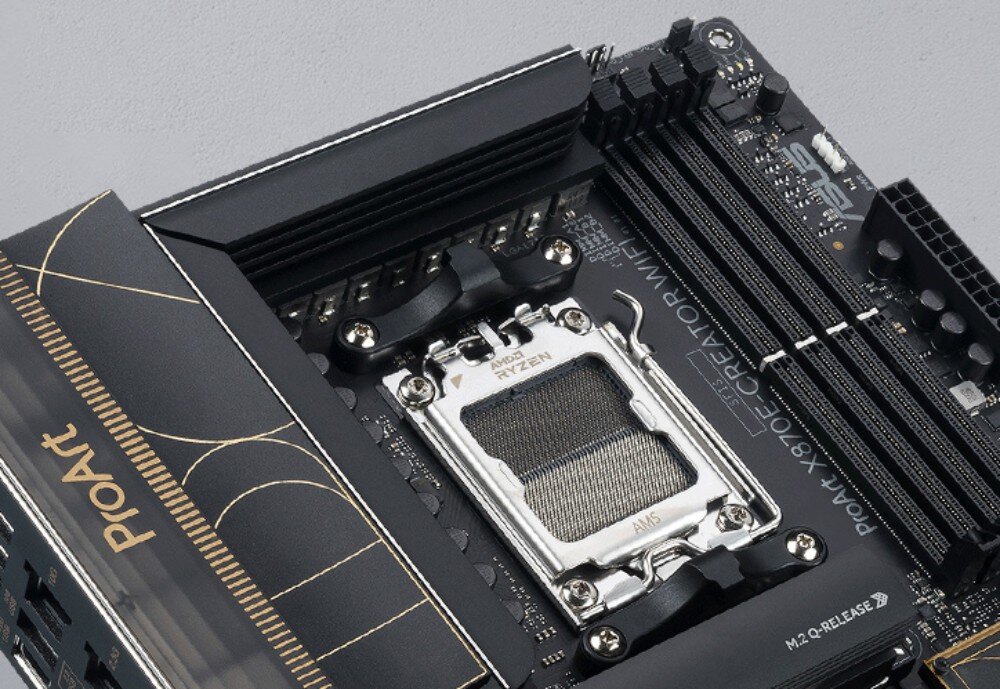 Płyta główna ASUS ProArt X870E-Creator WiFi Fragment płyty głównej z gniazdem procesora oznaczonym 'AMD Ryzen' oraz slotami pamięci RAM, sekcja zasilania, kondensatory, stabilność