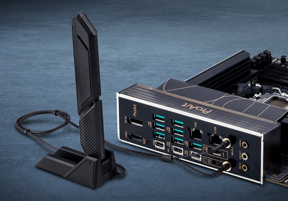 Płyta główna ASUS ProArt X870E-Creator WiFi Tylny panel płyty głównej z podłączoną anteną bezprzewodową stojącą obok na podstawce, złącza Ethernet, łączność Wi-Fi, prędkość