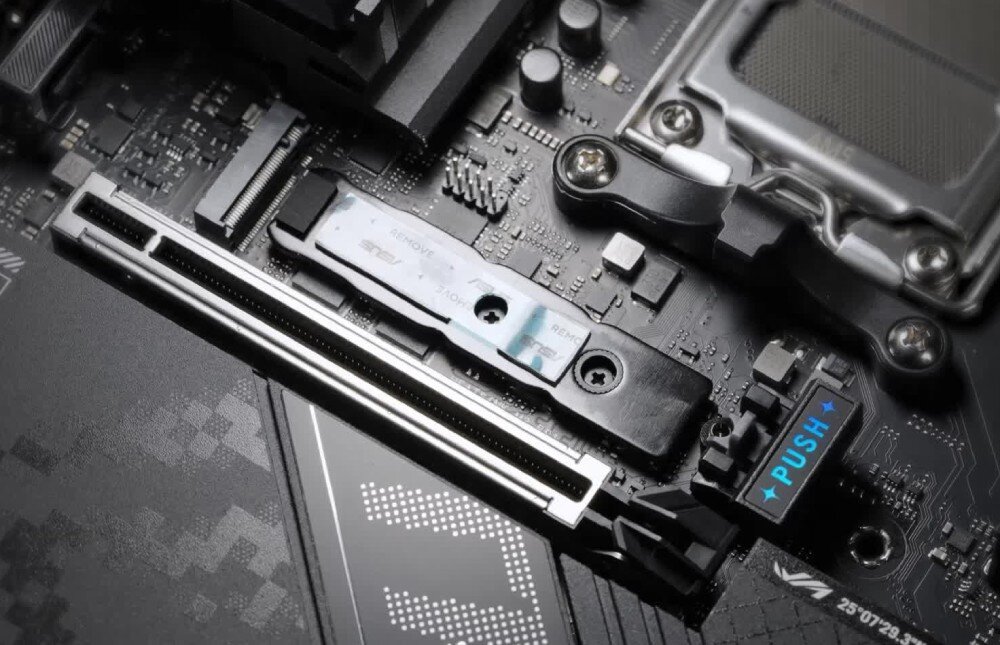 Płyta główna ASUS ROG Strix X870-F Gaming WiFi Zbliżenie na slot PCIe oraz zainstalowany uchwyt montażowy dla dysku M.2 z napisem 'PUSH', składanie, ułatwienia montażu