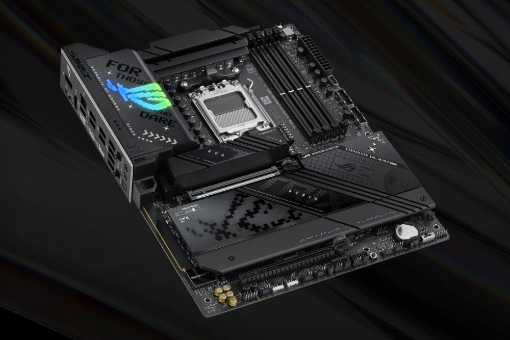Płyta główna ASUS ROG Strix X870-F Gaming WiFi Płyta główna widziana pod kątem z widocznymi portami wejść i wyjść oraz podświetlanym logo, cechy, zalety, funkcje