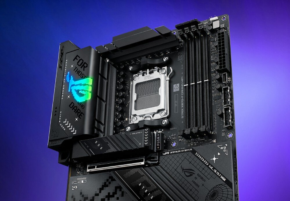 Płyta główna ASUS ROG Strix X870-F Gaming WiFi Płyta główna z czterema slotami pamięci RAM i dużym radiatorem z podświetlanym logo, układ zasilania, gniazda, komponenty