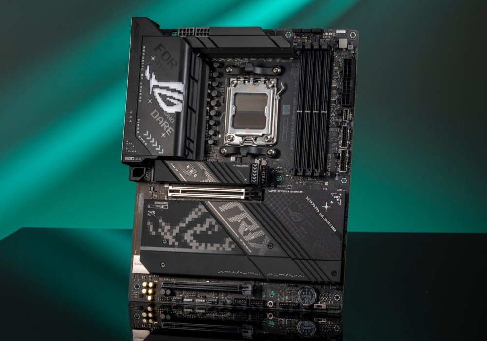 Płyta główna ASUS ROG Strix X870-F Gaming WiFi Płyta główna stojąca pionowo z widocznymi radiatorami i podświetlanym logo, podkręcenie, wydajność