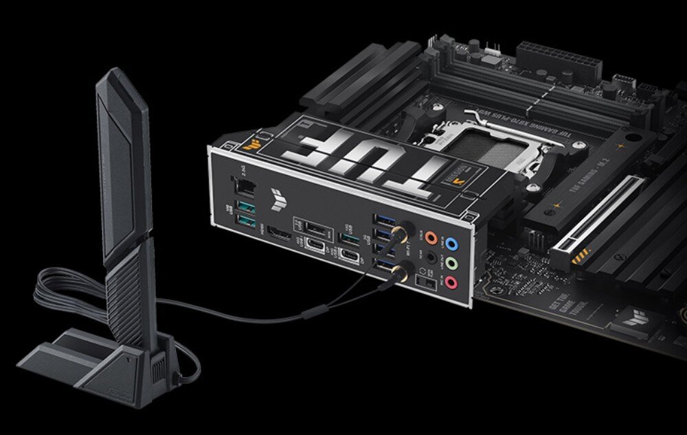 Płyta główna ASUS TUF Gaming X870-Plus WiFi Widok tylnego panelu złącz z podłączoną zewnętrzną anteną Wi-Fi o nowoczesnym kształcie
