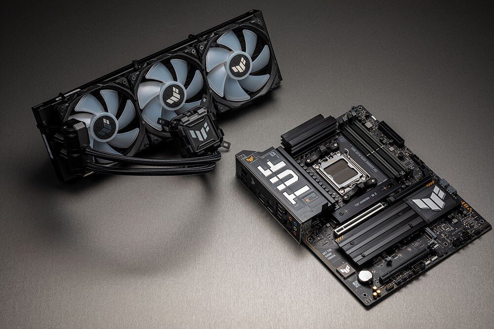 Płyta główna ASUS TUF Gaming X870-Plus WiFi Płyta główna zaprezentowana obok zestawu chłodzenia wodnego wyposażonego w trzy wentylatory i blok wodny z logo