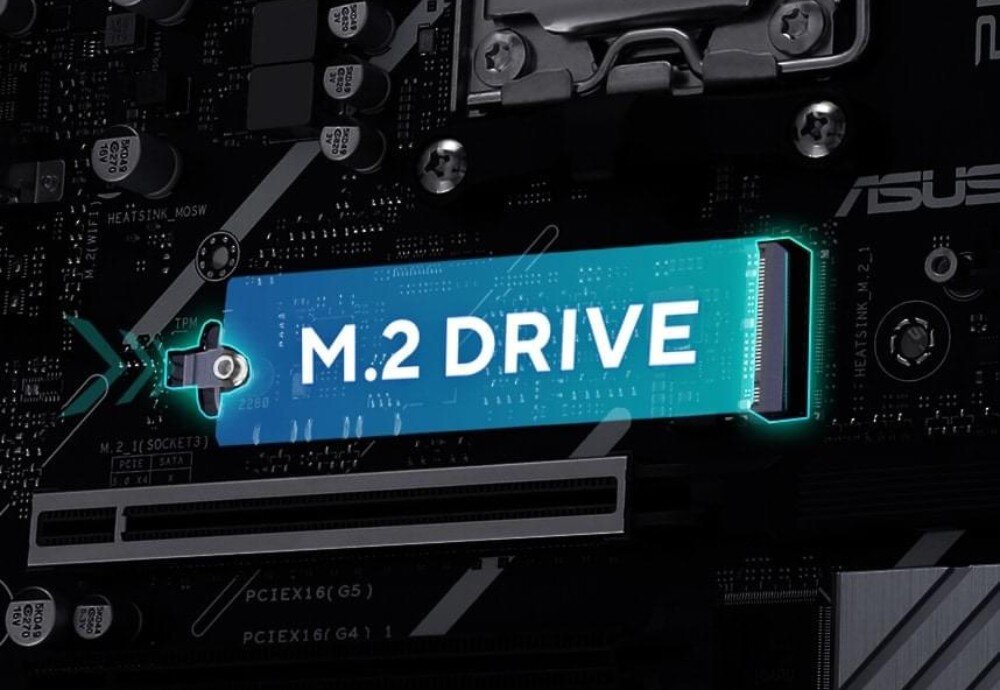 Płyta główna ASUS PRIME X870-P WiFi Zbliżenie na złącze M.2 na płycie głównej z zamontowanym dyskiem oznaczonym napisem 'M.2 DRIVE', montaż, rozwiązania