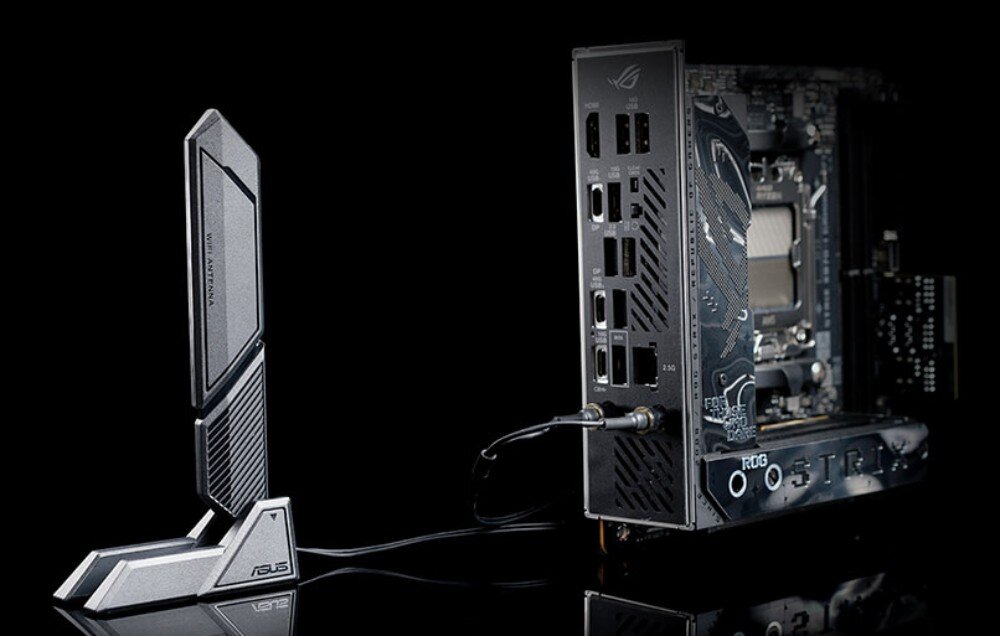 Płyta główna ASUS ROG Strix X870-I Gaming WiFi Tylny panel złączy płyty głównej z podłączoną anteną bezprzewodową, łączność Wi-Fi 7, pasmo 6 GHz, Bluetooth, port LAN