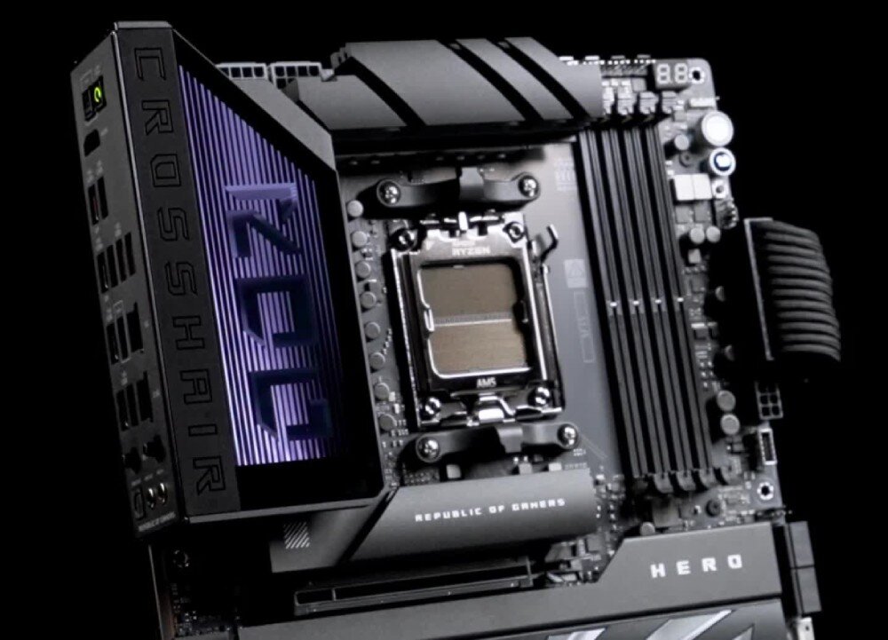 Płyta główna ASUS ROG Crosshair X870E Hero Zbliżenie górnej części płyty z podświetlanym logo 'ROG', gniazdem procesora AM5 i czterema slotami na pamięć RAM, wygląd, styl, obudowa, podświetlenie
