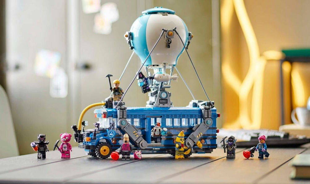 LEGO 77073 Fortnite Bus bojowy przenieś emocje z gry Fortnite prosto do swojego pokoju dobra propozycja dla fanów popularnej gry i miłośników klocków LEGO®