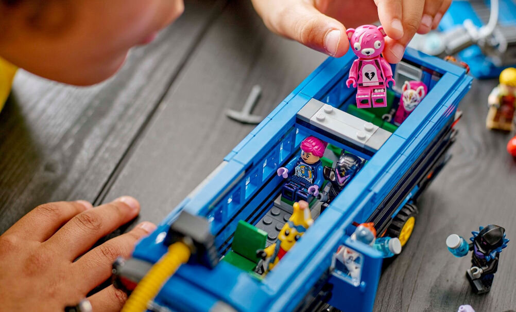 LEGO 77073 Fortnite Bus bojowy 954 elementy szczegółowe akcesoria Sok Siorb, przysysak,
kilofy i inne elementy znane z gry