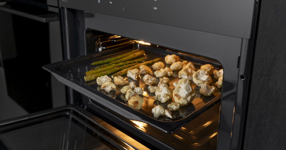 Piekarnik HISENSE BIM406A8B Air Fry pieczenie beztłuszczowe zdrowe smażone dania kurczak skrzydełka mięso frytki bez oleju