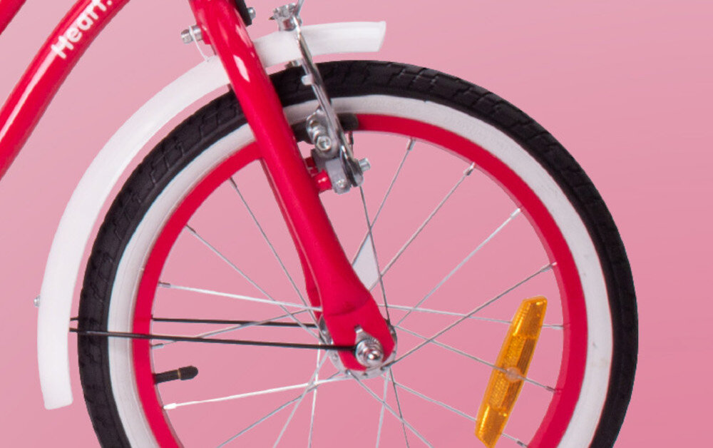 Rower dziecięcy SUN BABY Heart Bike 14 cali dla dziewczynki Malinowy zbliżenie na koło zdjęcie na różowym tle koła w rozmiarze 14 cali aluminiowe obręcze dobra przyczepność aluminiowe obręcze zachowanie regularnego kształtu kół stabilne trzymanie opony bezpieczna jazda błotniki elegancki osłaniają odzież wygląd regularne sprawdzanie ciśnienia powietrza wartość na bocznej części opony