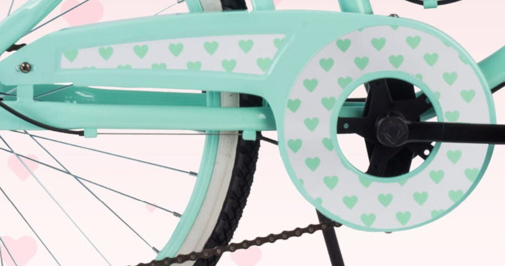 Rower młodzieżowy SUN BABY Heart Bike 24 cale dla dziewczynki Miętowy zbliżenie na osłonę łańcucha zdjęcie na jasnym tle osłona łańcucha grafika w serduszka zabezpiecza łańcuch przed brudem błotniki elegancki wygląd osłaniają odzież