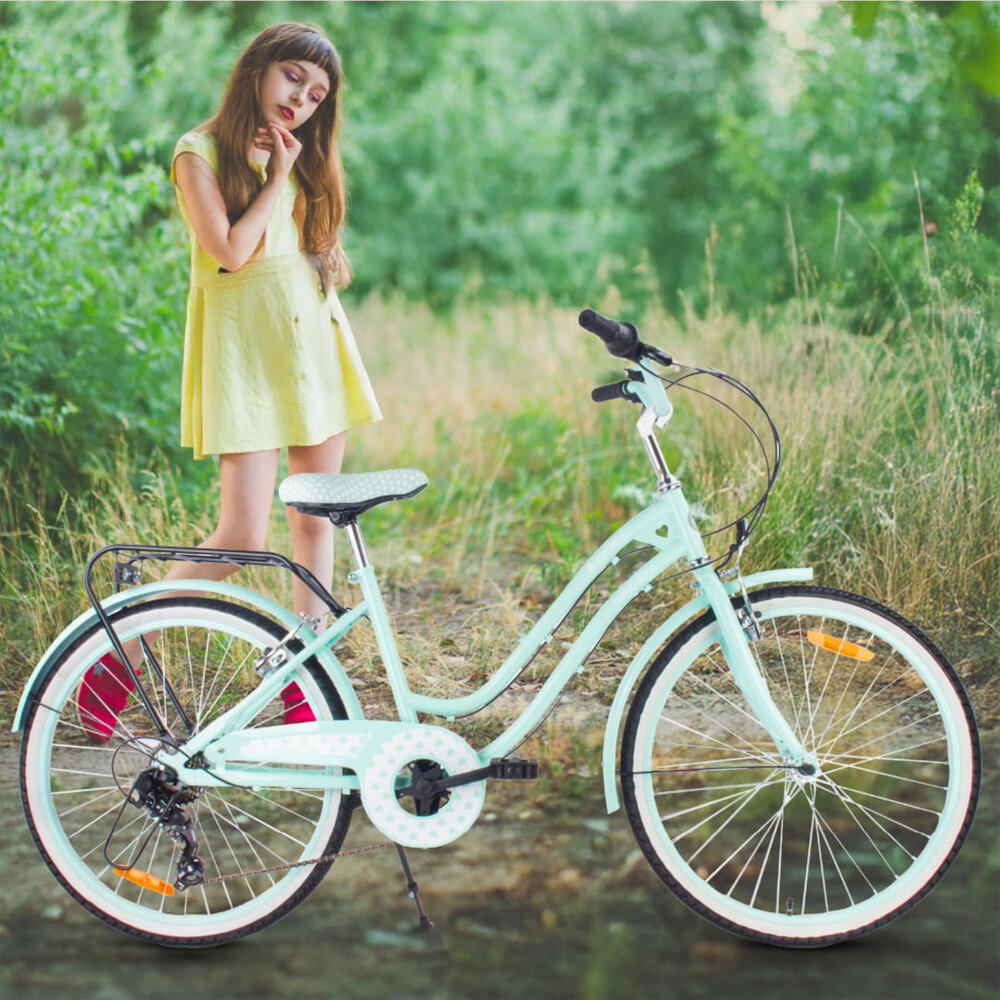Rower młodzieżowy SUN BABY Heart Bike 24 cale dla dziewczynki Miętowy rower na trawie oparty o stopkę w tle dziewczynka na łące bagażnik łatwy transport odciążenie pleców wysoki komfort podróży solidna konstrukcja odporne na warunki atmosferyczne materiały