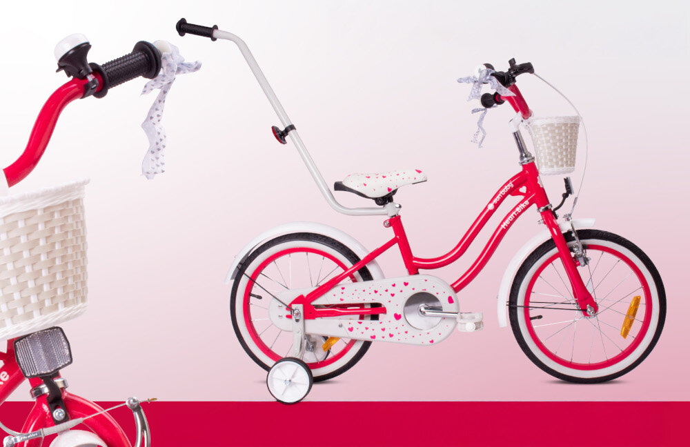 Rower dziecięcy SUN BABY Heart bike 16 cali dla dziewczynki Malinowy rowerek na różowym tle widoczny z boku obok zbliżenie na kierownicę z koszykiem dzwonkiem i wstążkami koszyk na drobiazgi uchwyty zakończone pięknymi wstążkami dzwonek bezpieczna jazda