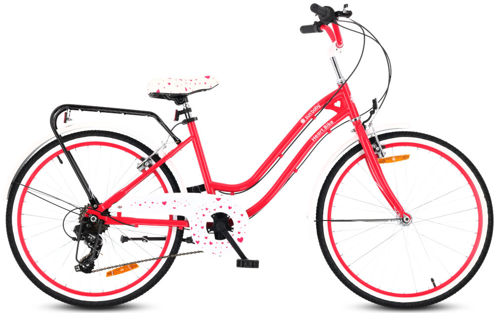 Rower młodzieżowy SUN BABY Heart Bike 24 cale dla dziewczynki Fuksjowy rower na białym tle widoczny bokiem stopka w centralnym punkcie ciężkości reflektory odblaskowe z przodu z tyłu i na szprychach roweru lepsza widoczność na drodze bezpieczeństwo dzwonek