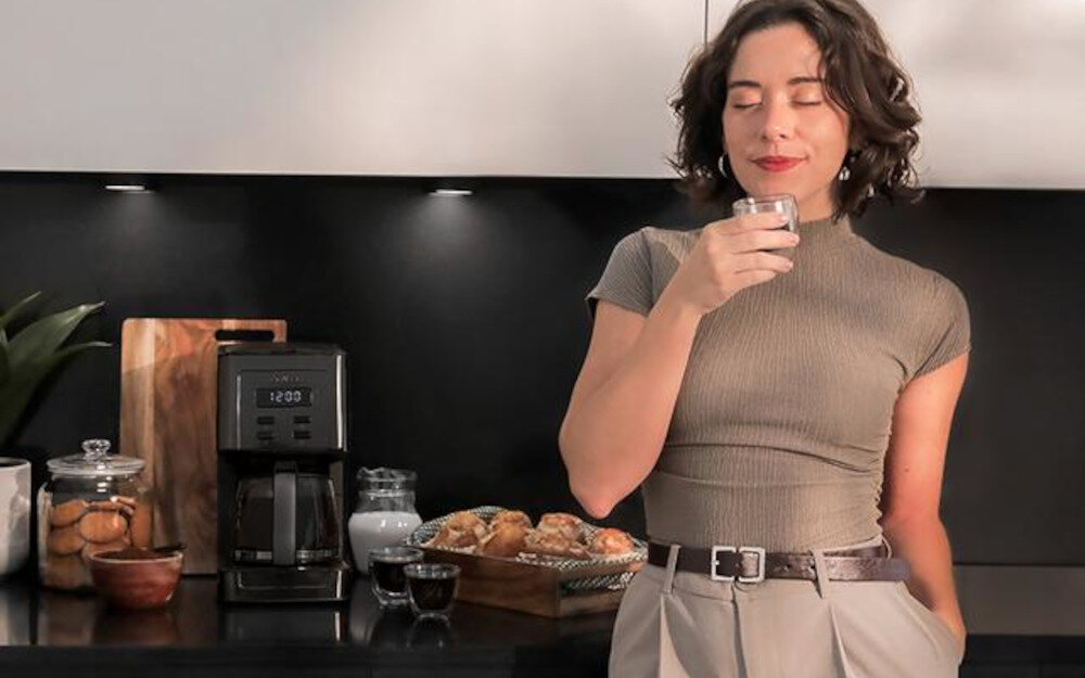 Ekspres CECOTEC Coffee 56 Time wygląd wizualizacja prezentacja design tło Aromatyczna kawa każdego dnia