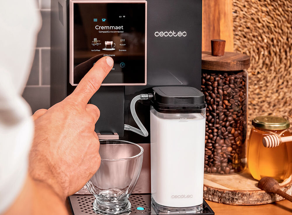 Ekspres CECOTEC Cremmaet Compactccino Connected Black Rose pełna personalizacja napojów bogate menu dostosowanie regulacja ilości ziaren temperatury ilości pianki jedno kliknięcie na ekranie aplikacja na telefonie niepowtarzalny dopasowany do gustu napój