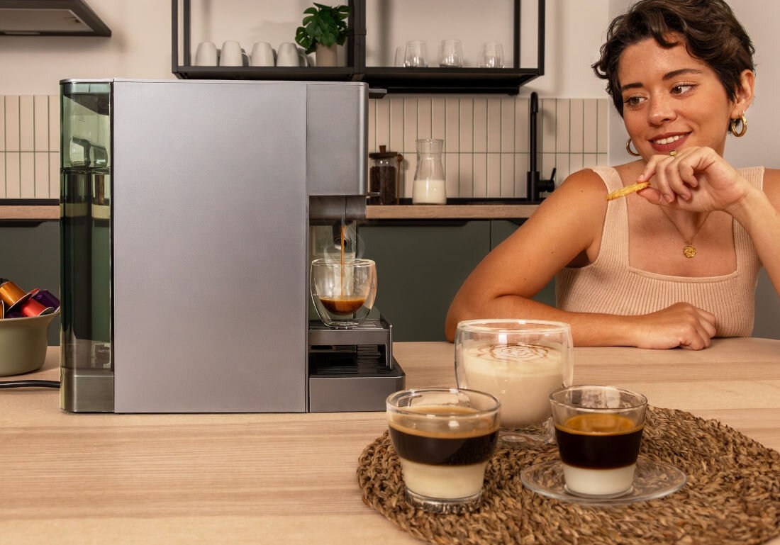 Ekspres CECOTEC Freestyle Latte (3 systemy kapsułek) Duża pojemność zbiorników mleko woda kawa wspiera estetyczny porządek i wygodę użytkowania