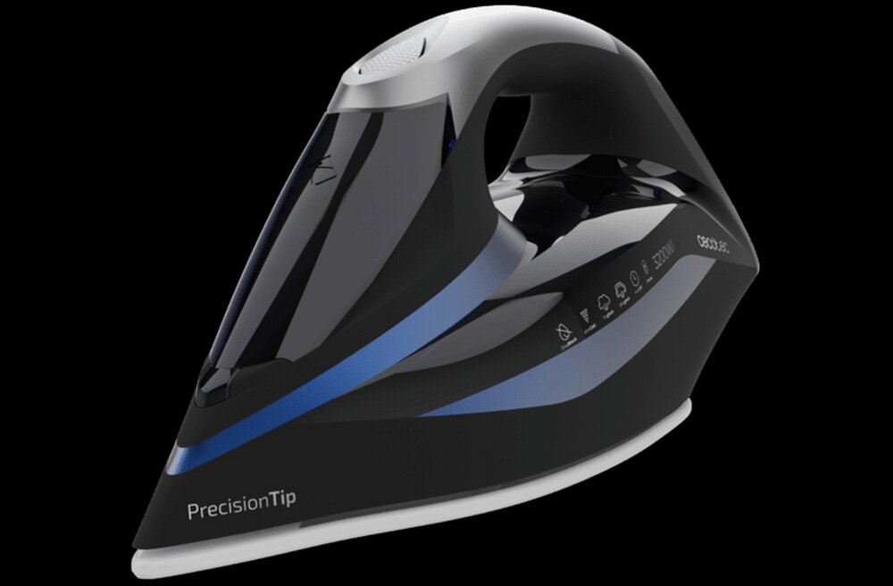 Żelazko w kolorze czarnym z niebieskimi i białymi akcentami, z widocznym napisem \'PrecisionTip\' oraz ikonami na boku. Na obudowie znajduje się również napis \'3200W\' i \'CECOTEC\'.