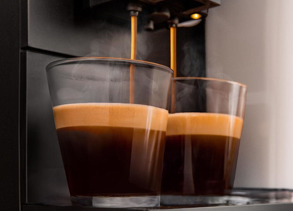 Ekspres CECOTEC Cremmaet Compactccino Connected Black doskonała jakośc kazdej filiżanki kawy ciśnienie 19 barów intensywny aromat pełen smak napojów głęboka pianka na cappuccino latte małe dzieło sztuki wyjątkowość kawy każdy łyk to przyjemność