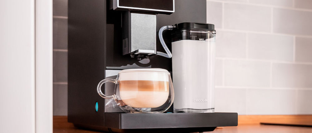 Ekspres CECOTEC Cremmaet Compactccino Connected Black zbiornik pojemność 400 ml preferowany przepis spienienie mleka zaparzenie idealnej kawy idealne cappuccino