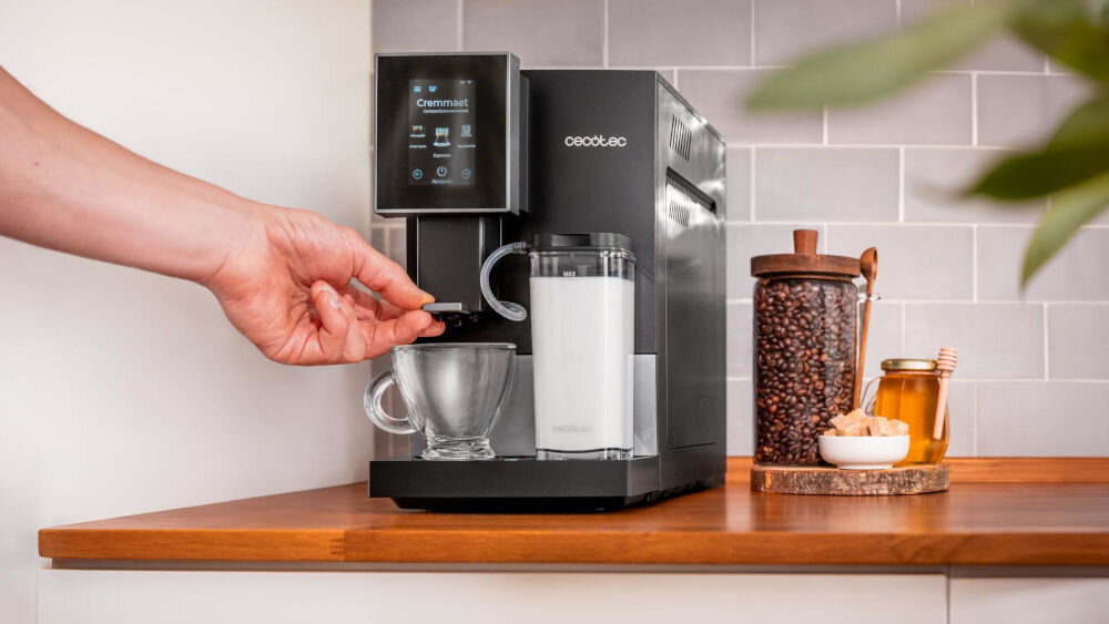 Ekspres CECOTEC Cremmaet Compactccino Connected Black Silver regulowany wylot kawy pełna swoboda dostosowanie wysokości wylotu ulubiona filiżanka kubek szklanka praktyczne rozwiązanie serwowana w odpowiedniej formie ulubiona kawa w ulubionym naczyniu przyjemność serwowania 