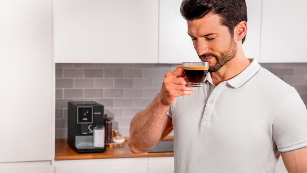 Ekspres CECOTEC Cremmaet Compactccino Connected Black Silver przyjazny interfejs szybki wybór dostosowanie rodzaju kawy i intensywność idealne filizanki eksperymentowanie z różnymi smakami odkrywanie smaków 