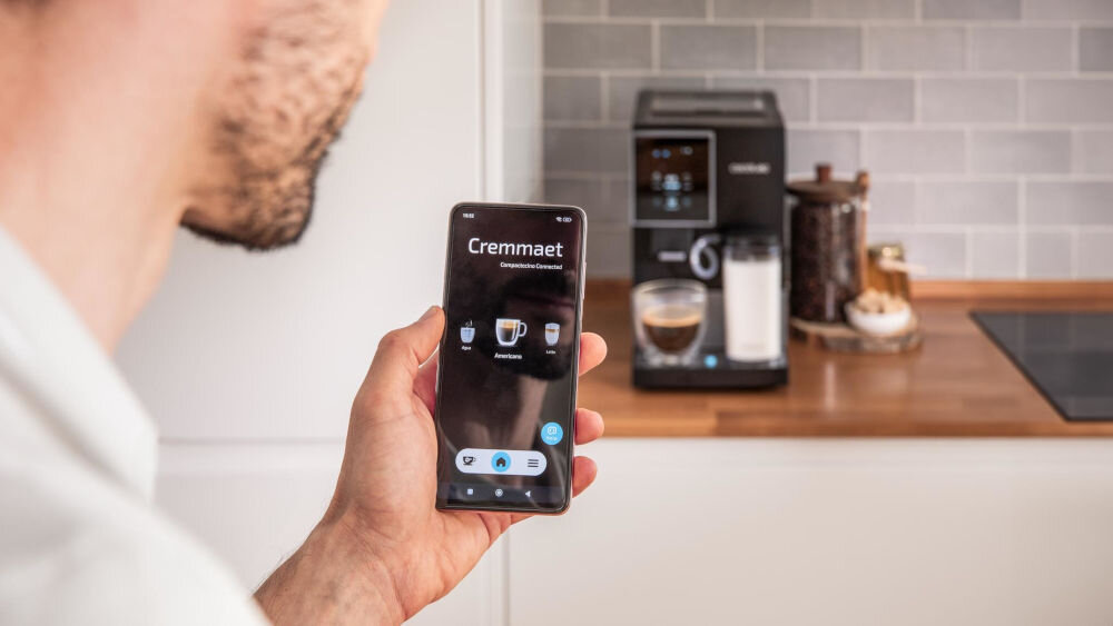 Ekspres CECOTEC Cremmaet Compactccino Connected Black Silver parzenie kawy z dowolnego miejsca aplikacja na smartfonie Android iOS ustawienie urządzenia praktyczne rozwiązanie kilka kliknięć w aplikacja gotowa kawa o poranku codzienny komfort 