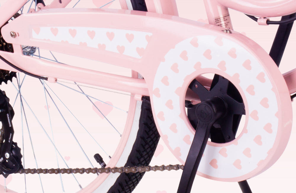 Rower młodzieżowy SUN BABY Heart Bike 24 cale dla dziewczynki Różowy zbliżenie na osłonę łańcucha zdjęcie na jasnym tle osłona łańcucha grafika w serduszka zabezpiecza łańcuch przed brudem błotniki elegancki wygląd osłaniają odzież