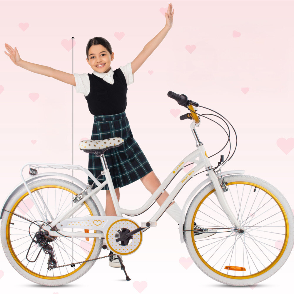 Rower młodzieżowy SUN BABY Heart Bike 24 cale dla dziewczynki Biało-złoty rower widoczny z boku za rowerem swtoi dziewczynka z wyciągniętymi rękoma w górę odpowiednio wyselekcjonowane materiały stalowa 14,5-calowa rama dostosowana do najmłodszych geometria ponadprzeciętna odporność na uszkodzenia mechaniczne i działanie czynników zewnętrznych  wybór rozmiaru ramy Twój wzrost mierzony w zrelaksowanej pozycji typ roweru