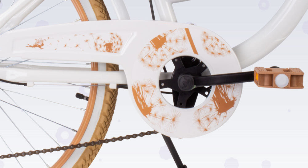 Rower młodzieżowy SUN BABY Flower Bike 24 cale dla dziewczynki Biało-beżowy zbliżenie na osłonę łańcucha zdjęcie na jasnym tle osłona łańcucha kwiatowa grafika zabezpiecza łańcuch przed brudem błotniki elegancki wygląd osłaniają odzież