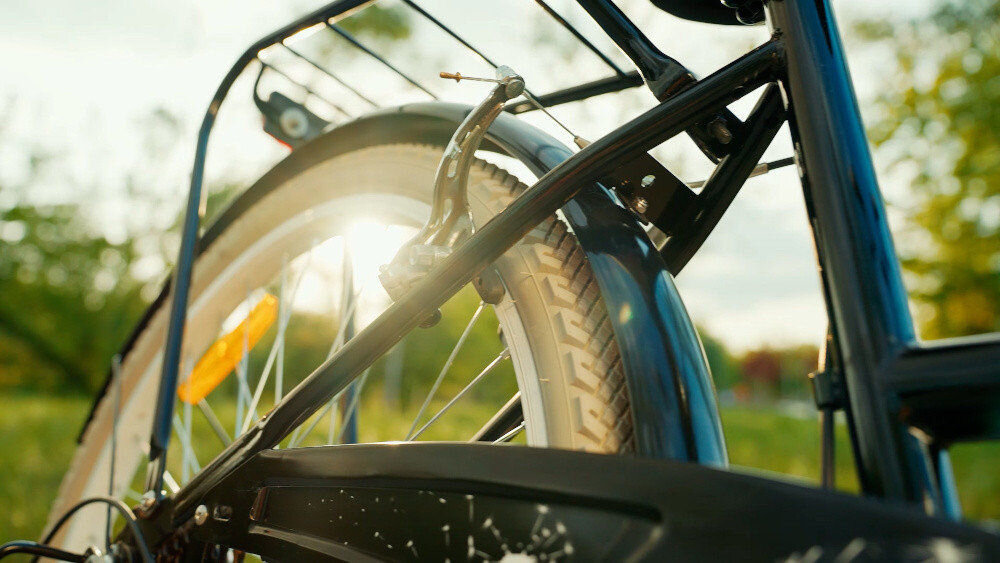 Rower młodzieżowy SUN BABY Flower Bike 24 cale dla dziewczynki Czarny zbliżenie na tylni hamulec w tle trawa i drzewa podstawa bezpieczeństwa hamulce V-Brake lekkie duża siła hamowania hamulce z przodu i z tyłu podwójny pakiet bezpieczeństwa dźwignie umieszczone na manetkach