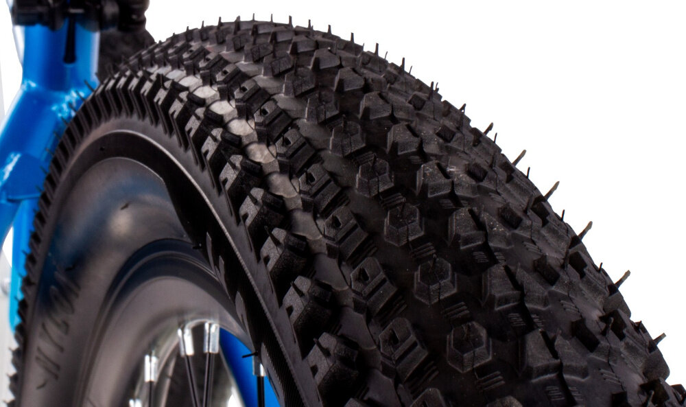 Rower młodzieżowy SUN BABY Verdant 24 cale dla chłopca Biało-niebiesko-pomarańczowy zbliżenie na oponę dobrze widoczny bieżnik 24-calowe koła szeroki opony marki RALSON dobra przyczepność aluminiowe obręcze opony są stabilnie trzymane bezpieczna jazda regularne sprawdzanie ciśnienia powietrza wartość na bocznej części opony