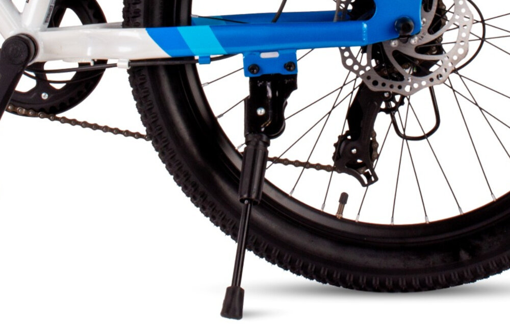 Rower młodzieżowy SUN BABY Verdant 24 cale dla chłopca Biało-niebiesko-pomarańczowy zbliżenie na stopkę szereg udogodnień stopka w centralnym punkcie ciężkości reflektory odblaskowe z przodu z tyłu i na szprychach roweru dzwonek bezpieczna jazda