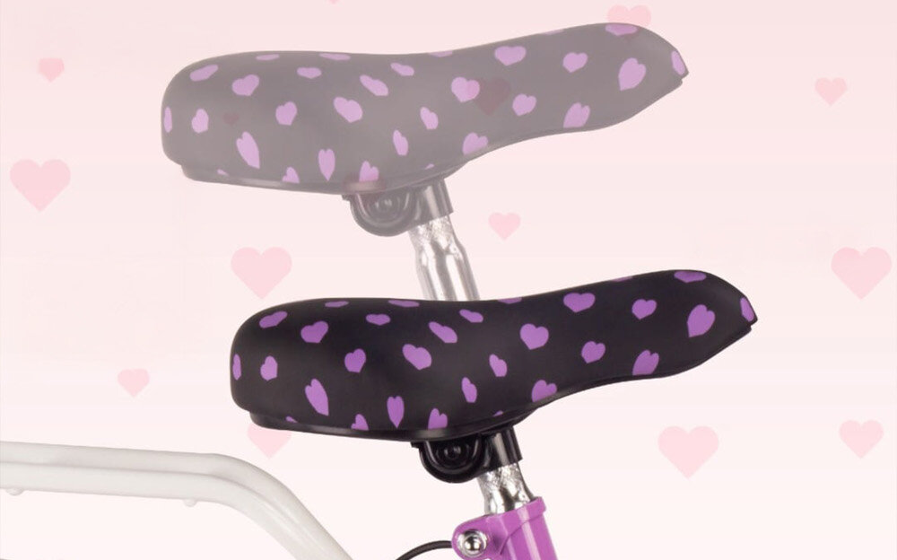 Rower młodzieżowy SUN BABY Heart Bike 24 cale dla dziewczynki Fioletowy zbliżenie na siodełko wyszarzona możliwość regulacji zdjęcie na jasnym tle bezpieczna satysfakcjonująca aktywność wygodne siodełko regulacja w zakresie od 71 do 87 cm