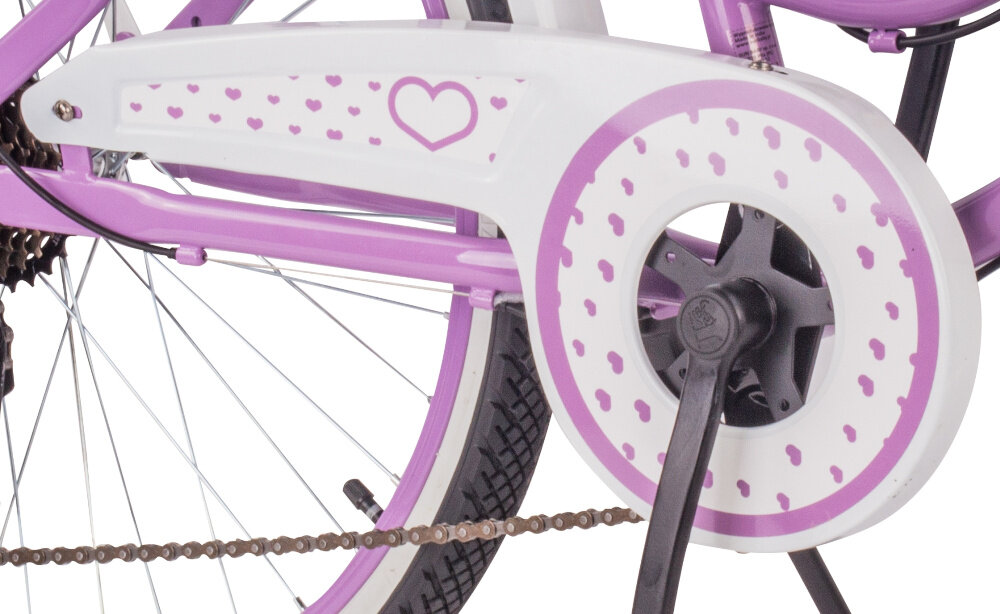 Rower młodzieżowy SUN BABY Heart Bike 24 cale dla dziewczynki Fioletowy zbliżenie na osłonę łańcucha zdjęcie na jasnym tle osłona łańcucha grafika w serduszka zabezpiecza łańcuch przed brudem błotniki elegancki wygląd osłaniają odzież