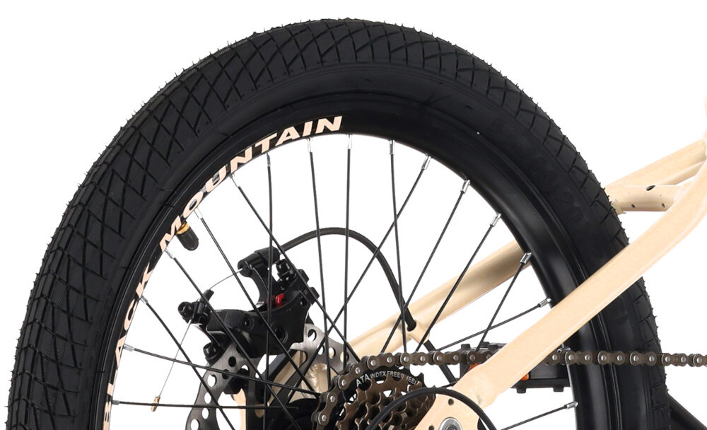 Rower dziecięcy TATRA Mountain 20 cali Kremowo-fioletowy zbliżenie na oponę dobrze widoczny bieżnik 20-calowe koła szerokie opony marki RALSON dobra przyczepność aluminiowe obręcze opony są stabilnie trzymane bezpieczna jazda regularne sprawdzanie ciśnienia powietrza wartość na bocznej części opony