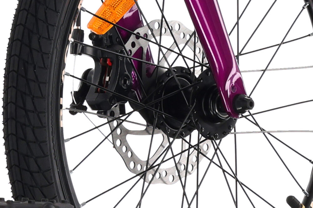 Rower dziecięcy TATRA Mountain 20 cali Kremowo-fioletowy zbliżenie na hamulec podstawa bezpieczeństwa hamulce tarczowe mechaniczne sprawdzają się w każdych warunkach pogodowych i na każdej trasie bardzo duża siła hamowania hamulce z przodu i z tyłu podwójny pakiet bezpieczeństwa