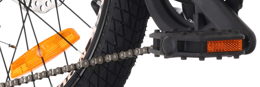 Rower dziecięcy TATRA Mountain 20 cali Kremowo-fioletowy zbliżenie na odblaski na kole i pedale szereg udogodnień stopka w centralnym punkcie ciężkości reflektory odblaskowe z przodu z tyłu i na szprychach roweru dzwonek bezpieczna jazda