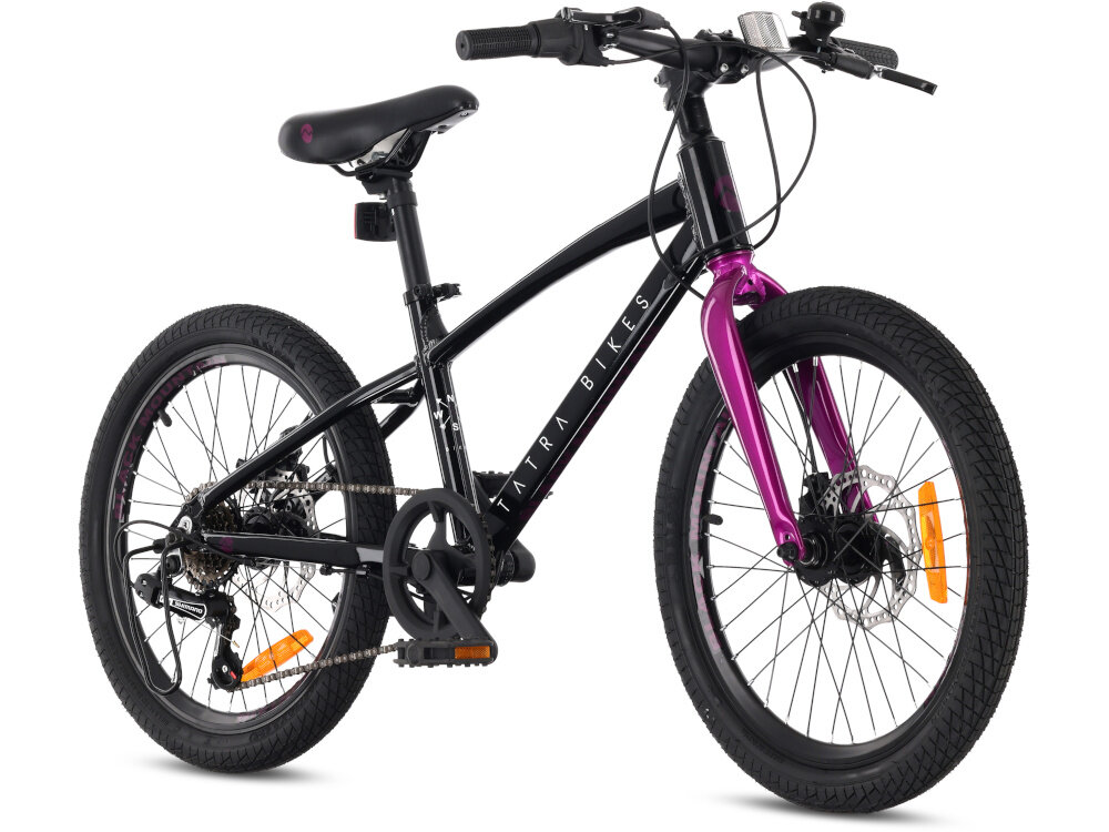 Rower dziecięcy TATRA Mountain 20 cali Czarno-fioletowy rower widoczny od przodu pod skosem zdjęcie na białym tle dla dzieci w wieku od 5 do 8 lat o maksymalnej wadze do 50 kg trwałość wytrzymałość mocna konstrukcja