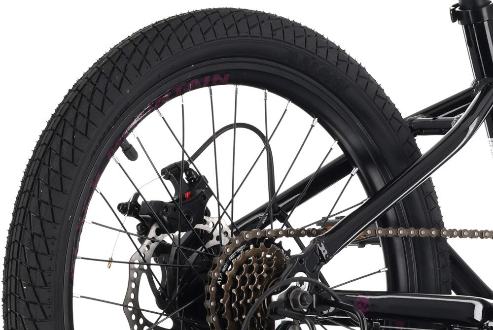 Rower dziecięcy TATRA Mountain 20 cali Czarno-fioletowy zbliżenie na oponę dobrze widoczny bieżnik 20-calowe koła szerokie opony marki RALSON dobra przyczepność aluminiowe obręcze opony są stabilnie trzymane bezpieczna jazda regularne sprawdzanie ciśnienia powietrza wartość na bocznej części opony