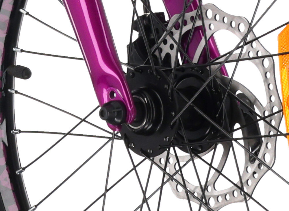 Rower dziecięcy TATRA Mountain 20 cali Czarno-fioletowy zbliżenie na hamulec podstawa bezpieczeństwa hamulce tarczowe mechaniczne sprawdzają się w każdych warunkach pogodowych i na każdej trasie bardzo duża siła hamowania hamulce z przodu i z tyłu podwójny pakiet bezpieczeństwa