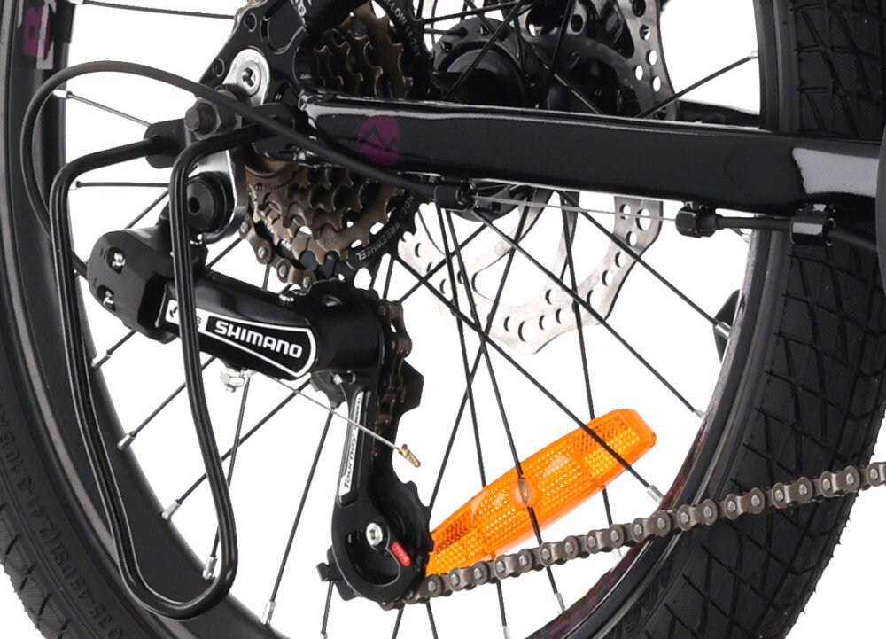 Rower dziecięcy TATRA Mountain 20 cali Czarno-fioletowy zbliżenie na tylną przerzutkę 6 biegów obrotowa manetka Revo 6 speed tylna przerzutka SHIMANO Tourney przerzutki SHIMANO dużą wytrzymałość sprawne działanie zmiana biegów płynna bezproblemowa