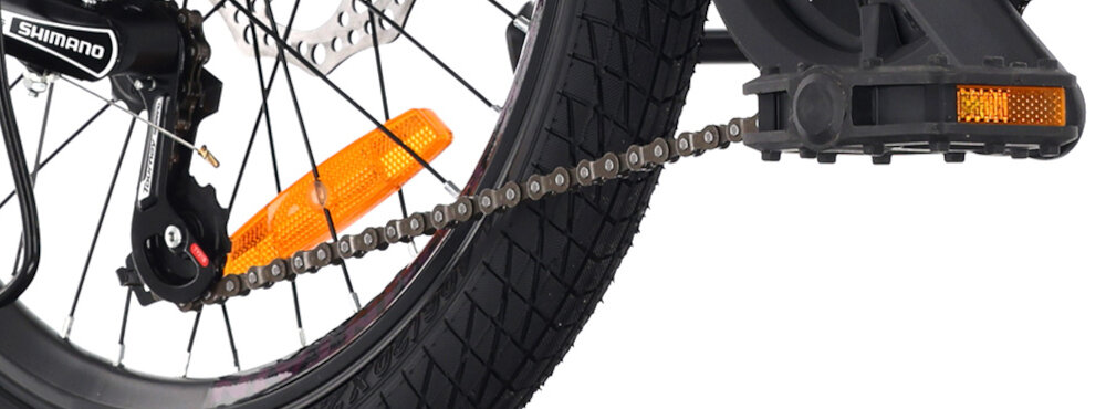 Rower dziecięcy TATRA Mountain 20 cali Czarno-fioletowy zbliżenie na odblaski na kole i pedale szereg udogodnień stopka w centralnym punkcie ciężkości reflektory odblaskowe z przodu z tyłu i na szprychach roweru dzwonek bezpieczna jazda