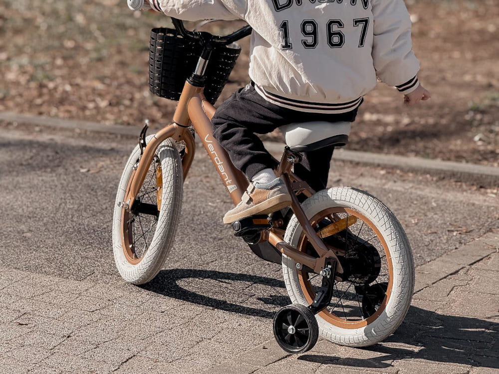 Rower dziecięcy SUN BABY Verdant Rowan 14 cali dla chłopca Cappuccino dziecko siedzi na rowerku widok od tyłu koła w rozmiarze 14 cali aluminiowe obręcze dobra przyczepność aluminiowe obręcze zachowanie regularnego kształtu kół stabilne trzymanie opony bezpieczna jazda reflektory odblaskowe na szprychach dobra widoczność na drodze bezpieczeństwo regularne sprawdzanie ciśnienia powietrza wartość na bocznej części opony