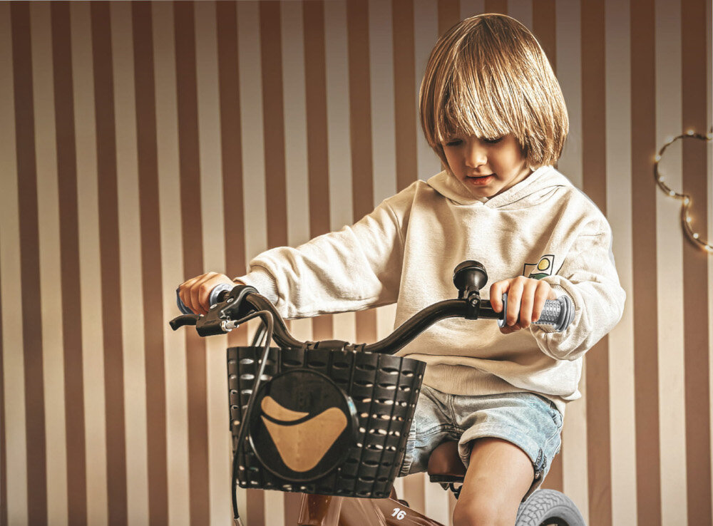 Rower dziecięcy SUN BABY Verdant Rowan 14 cali dla chłopca Cappuccino dziecko siedzi na rowerku trzyma się kierownicy koszyk na drobiazgi dzwonek bezpieczna jazda